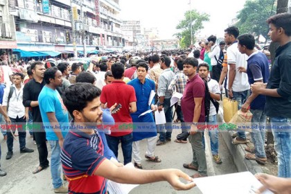 দাবি বাস্তবায়নে গৃহীত পদক্ষেপ জানাতে ছাত্রলীগের লিফলেট বিতরণ