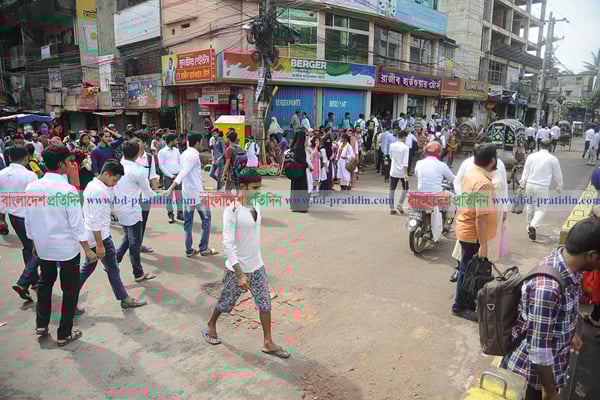 চট্টগ্রামে গণপরিবহন সংকটে চরম ভোগান্তি  

