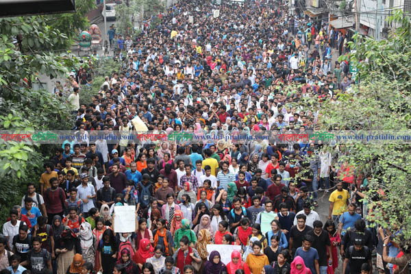 মিছিল করে শাহবাগ থেকে জিগাতলায় ঢাবি শিক্ষার্থীরা
