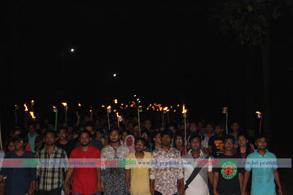 নিরাপদ সড়কের দাবিতে জাবিতে মশাল মিছিল
