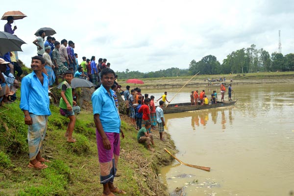 লামায় মাতামুহুরী নদীর পাড়ে স্বজনহারা মানুষের ভিড় 

