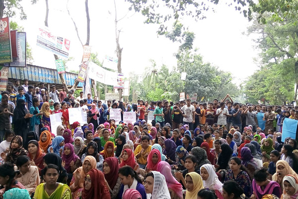 নিরাপদ সড়কের দাবিতে দিনাজপুরেও মানববন্ধন

