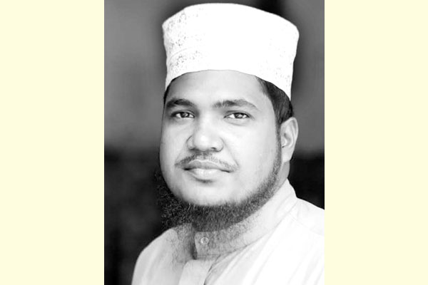 কালো গিলাফের ঘ্রাণে ছুটে যান হাজী