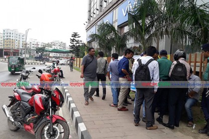 মোটরসাইকেলে আরোহী হয়েছেন, হেলমেট আছে তো?
