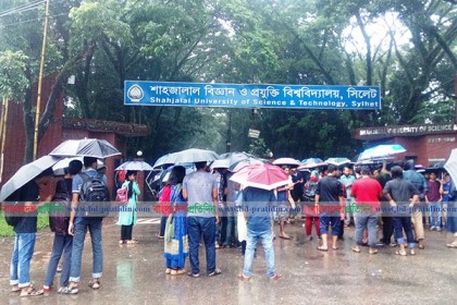 বৃষ্টি উপেক্ষা করে শাবিতে চলছে ধর্মঘট, ছাত্রলীগের একাত্মতা