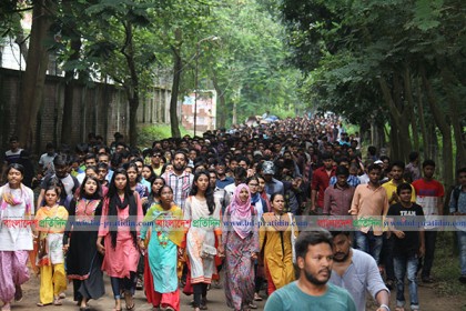 জাবিতে ক্লাস-পরীক্ষা বর্জন করে শিক্ষার্থীদের বিক্ষোভ মিছিল
