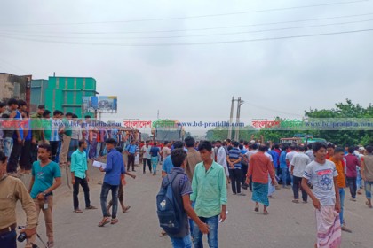 দুই ট্রাকের মাঝে চাপা পড়ে হেলপার নিহত