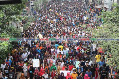 মিছিল করে শাহবাগ থেকে জিগাতলায় ঢাবি শিক্ষার্থীরা