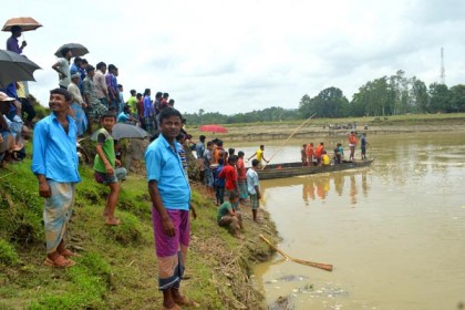 লামায় মাতামুহুরী নদীর পাড়ে স্বজনহারা মানুষের ভিড় 

