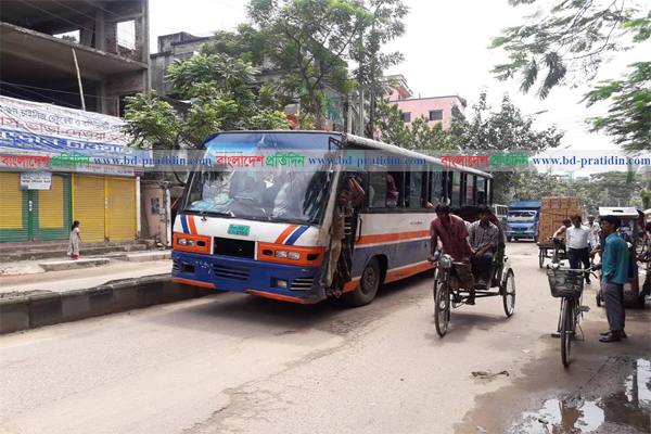বাস চলছে, তবে অল্প সংখ্যক