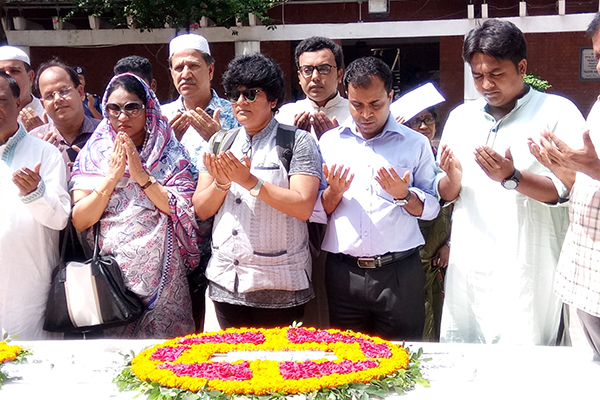 বঙ্গবন্ধুর সমাধিতে জাতীয় প্রেসক্লাবের শ্রদ্ধা 