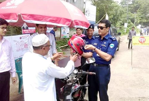 কাগজপত্র ঠিক থাকলেই হেলমেট ফ্রি দিচ্ছে পুলিশ