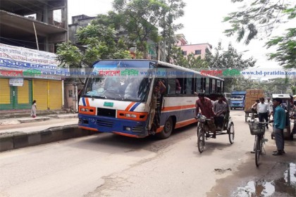 বাস চলছে, তবে অল্প সংখ্যক