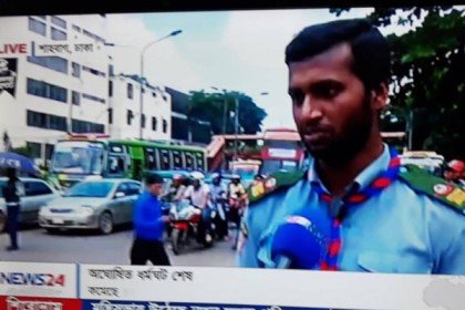 ট্রাফিক পুলিশের পাশাপাশি কাজ করছেন রোভার স্কাউটরা