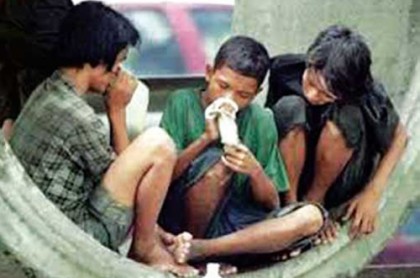 নেশায় ডুবছে পথশিশুরা