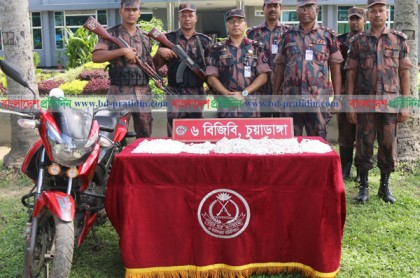 দামুড়হুদায় সাড়ে ১৩ কেজি রূপার গহনা আটক