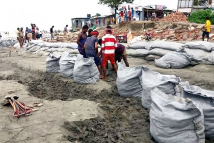ভাঙন রোধে কুয়াকাটা সৈকতে বালি ভর্তি জিও ব্যাগ

