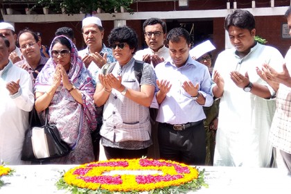 বঙ্গবন্ধুর সমাধিতে জাতীয় প্রেসক্লাবের শ্রদ্ধা 