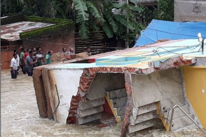 ২ ঘণ্টার বৃষ্টিতে ভেসে গেল ২টি পাকা বাড়ি!