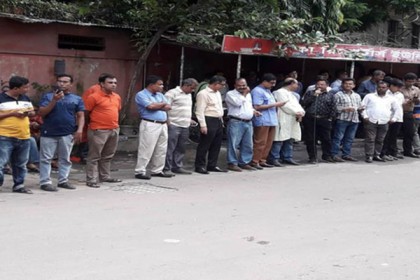 সাংবাদিকদের ওপর হামলার বিচার দাবিতে আল্টিমেটাম