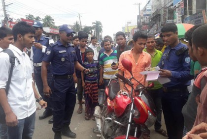 নোয়াখালীতে ট্রাফিক সপ্তাহ উপলক্ষে ২৪ ঘণ্টায় ১৫২ মামলা