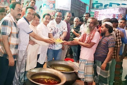 দুস্থদের জন্য সম্রাটের বিনামূল্যে খাবার  