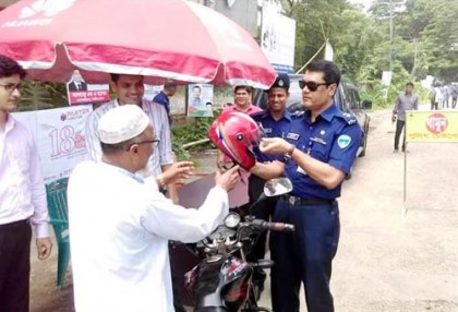 কাগজপত্র ঠিক থাকলেই হেলমেট ফ্রি দিচ্ছে পুলিশ