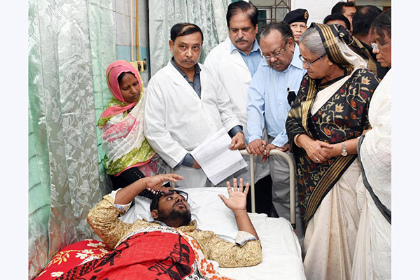 হামলায় আহত নেতাকর্মীদের দেখতে হাসপাতালে প্রধানমন্ত্রী