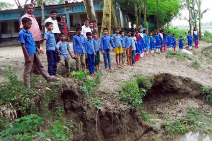 বগুড়ায় নদী ভাঙনের কবলে সরকারি প্রাথমিক বিদ্যালয়


