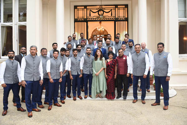 ভারতীয় ক্রিকেট দলের 'সহ-অধিনায়ক' আনুশকা, তোলপাড়