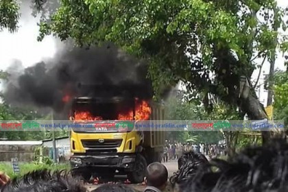 সড়কে প্রাণ গেল ২ সহোদরের, ট্রাকে আগুন উত্তেজিত জনতার
