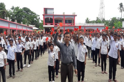 মাদক-ইভটিজিং-বাল্যবিয়েকে লালকার্ড দেখাল নোয়াখালীর হাজার শিক্ষার্থী