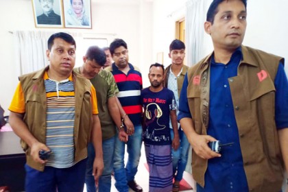 সাভারে সাত মাদক ব্যবসায়ীকে আটক করেছে ডিবি