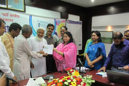 ঝিনাইদহে স্মার্ট কার্ড বিতরণ কর্মসূচির উদ্বোধন