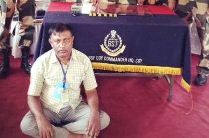 ভারতে স্বর্ণের বিস্কুটসহ এক বাংলাদেশি আটক