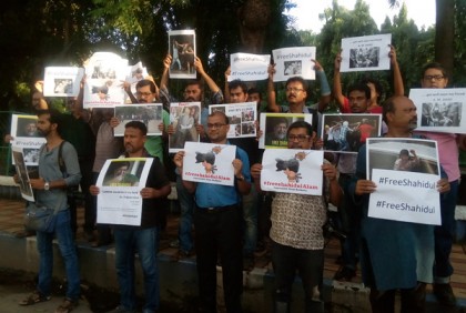 বাংলাদেশে সাংবাদিকদের ওপর হামলার প্রতিবাদে কলকাতায় মানববন্ধন