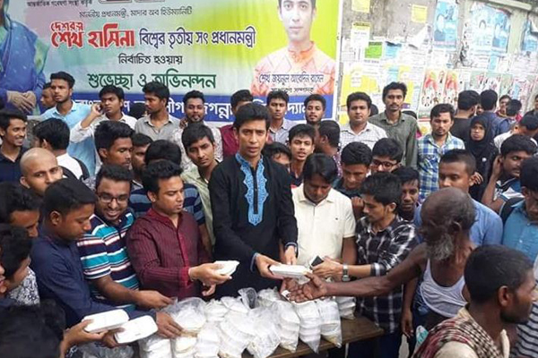 বঙ্গমাতার জন্মদিনে দুস্থদের মাঝে জবি ছাত্রলীগের খাদ্য বিতরণ