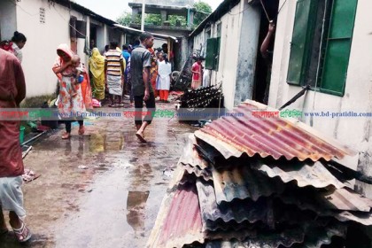 আশুলিয়ায় শ্রমিক কলোনীতে আগুন, মালামাল পুড়ে ছাই