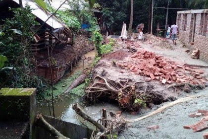 বাগেরহাটে সরকারি খাল বন্ধ করে ভবন নির্মাণ, দুই গ্রামে উত্তেজনা 

