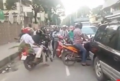 লাইভ ভিডিওতে বাইকারদের অনিয়ম দেখালেন ইলিয়াস কাঞ্চন