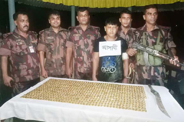 যশোরে ৭৫ কেজি সোনাসহ তিন পাচারকারী আটক