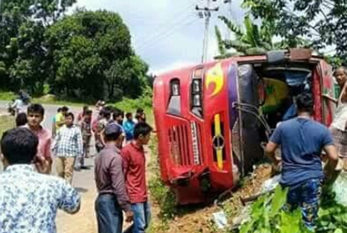 খাগড়াছড়িতে বাস উল্টে চবির ২৫ শিক্ষার্থী আহত, পথচারী নিহত