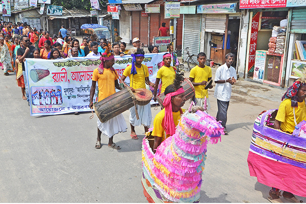 দিনাজপুরে আদিবাসী দিবসে বর্ণাঢ্য র‌্যালি