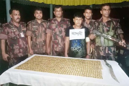 যশোরে ৭৫ কেজি সোনাসহ তিন পাচারকারী আটক