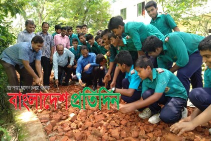 মাদারীপুরে স্বেচ্ছাশ্রমে শিক্ষার্থীদের সড়ক মেরামত 