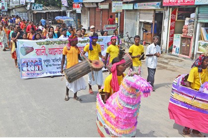 দিনাজপুরে আদিবাসী দিবসে বর্ণাঢ্য র‌্যালি