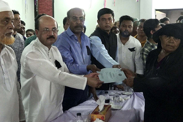 লক্ষ্মীপুরে নতুন ভাতার বই পেল এক হাজার সুবিধাবঞ্চিত