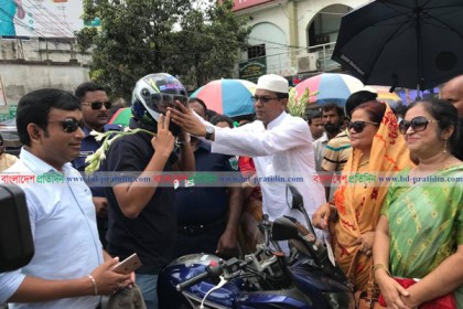 বৈধ কাগজপত্র থাকলেই হেলমেট উপহার
