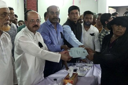 লক্ষ্মীপুরে নতুন ভাতার বই পেল এক হাজার সুবিধাবঞ্চিত