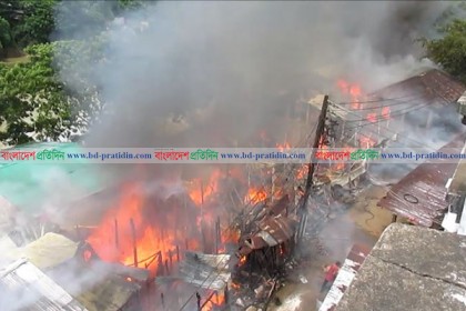 বান্দরবানে ভয়াবহ অগ্নিকাণ্ডে শতাধিক বাড়ি পুড়ে ছাই